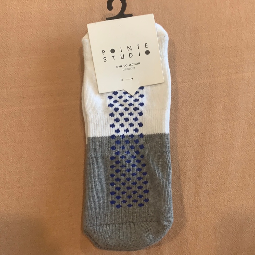 Pointe Studio Grip Socks NWT M/L